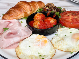Gourmet Morning: Hearty Breakfast Plate with European Flair and Fresh Ingredients
