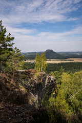 Fototapeta premium Aussicht vom Kleinhennersdorfer Stein zum Lilienstein in der Sächsischen Schweiz 1