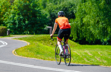 Obraz premium Cyclist ride on the bike path in the city Park 