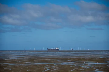 Frachtschiff vor einer Offshoreanlage in der Nordsee © Markus Quabach