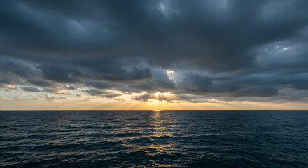 Obraz premium Storm clouds gathering over ocean with sunset lighting effects 