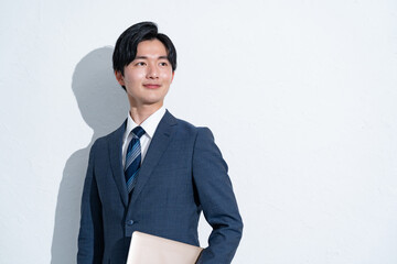 スーツを着た若い日本人男性