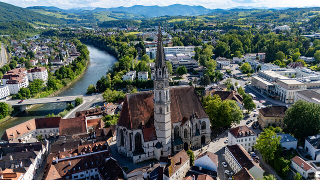 Stadtpfarrkirche Steyr aus der Luft