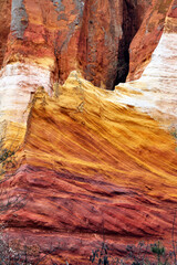 Fabuleux mélange des couleurs de l ocre dans ces petites falaises