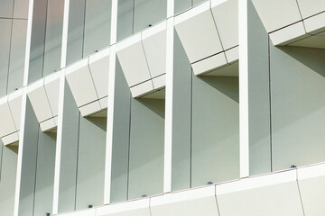 Obraz premium A modern aluminum composite facade with a geometric design, white panels, and clean lines. It offers minimalist aesthetics, durability, and resistance to external influences.