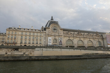 Obraz premium Musée d'Orsay as seen from the Seine river.