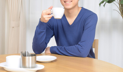 コーヒーを飲む若い日本人男性