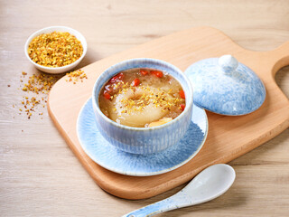 Cantonese-style cold desserts, refreshing and cooling, with ice cubes and various snacks and fruits