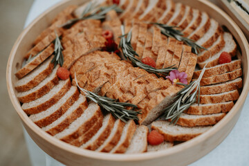 Un plat de nourriture bien préparé servit pour un événement