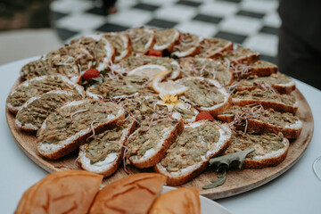 Un plat de nourriture bien préparé servit pour un événement