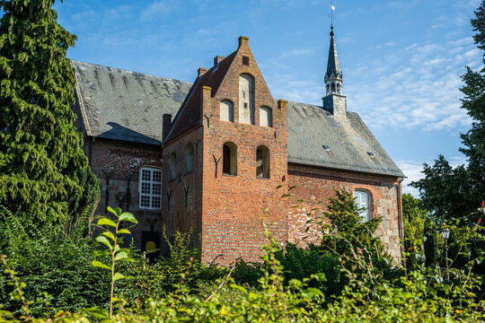 Kirche in Zetel bei Friedeburg in Ostfriesland
