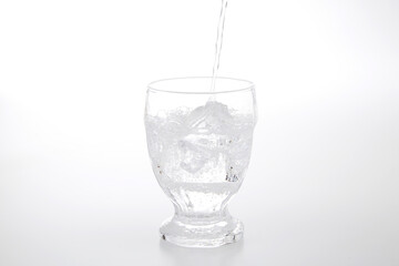 白背景に置かれた炭酸飲料