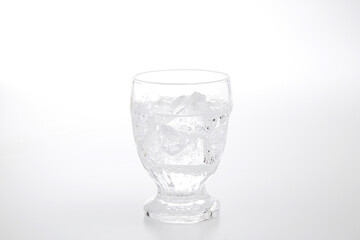 白背景に置かれた炭酸飲料