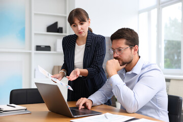 Obraz premium Consultant working with client at table in office. Business meeting