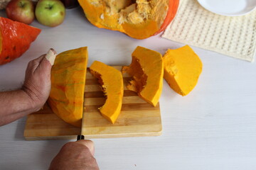 There's sliced ​​pumpkin on the table. I want to bake a pie.