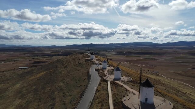 Vuelo hacia atr&aacute;s molinos Consuegra, Castilla la Mancha, 4K
