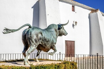 ronda, spanien - plaza de toros de ronda mit stierskulptur