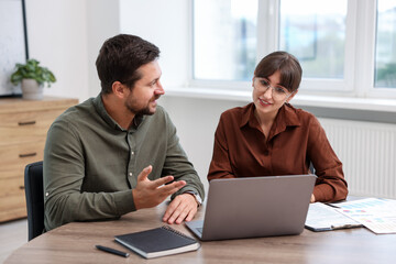 Obraz premium Consultant working with client at table in office. Business meeting