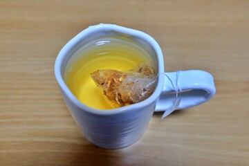 노란 한방약차와 찻잔