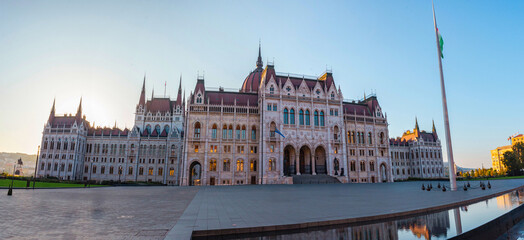 Obraz premium Hungarian Parliament Building Panorama with Reflection at Sunset