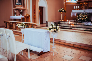Dekoracje ślubne w kościele z białych róż