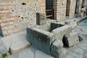 Fontana di pietra  nella strada principale di Pompei . con tubature di piombo .