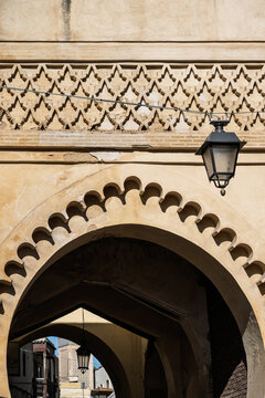 Multifoil arches and darj-wa-ktaf motifs in Bab Semmarine