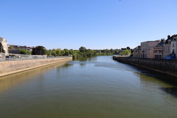 Obraz premium La rivière la Mayenne, ville de Chateau Gontier sur Mayenne, département de la Mayenne, France