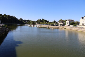 Obraz premium La rivière la Mayenne, ville de Chateau Gontier sur Mayenne, département de la Mayenne, France