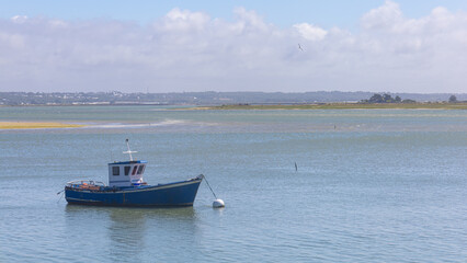 Naklejka premium Bateau de pêche sur le chenal du Croisic, qui est ce grand espace naturel situé à l'entrée du port, entre Le Croisic et la pointe de Pen Bron à La Turballe, et qui va jusqu'aux marais salants