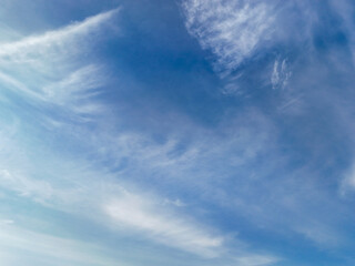 Obraz premium Person flying a kite in the sky.