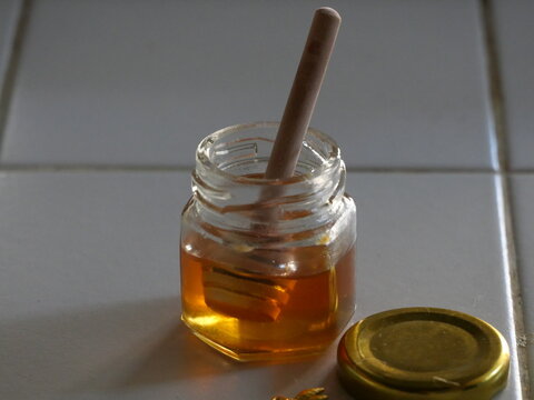 petit pot de miel avec cuill&egrave;re &agrave; miel