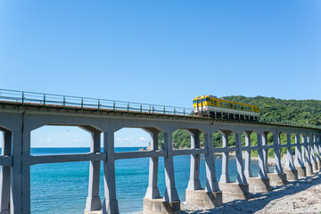 山口県　惣郷川橋梁を駆ける黄色い列車