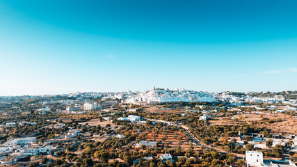 Obraz premium Drohnenaufnahme der weißen Altstadt von Ostuni in Apulien, Italien. Mediterrane Architektur, enge Gassen und historische Gebäude in einzigartiger Vogelperspektive