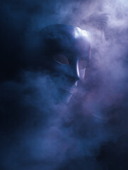 Masque dans la fum&eacute;e violette et bleue, ambiance myst&eacute;rieuse et conceptuelle sur fond sombre