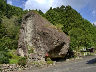 静岡市清水区にある巨石、河内（こうち）の大石