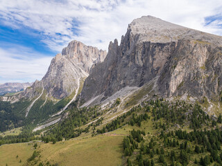 Fototapeta premium Seiser Alm with the mountains of Langkofel Group in the background