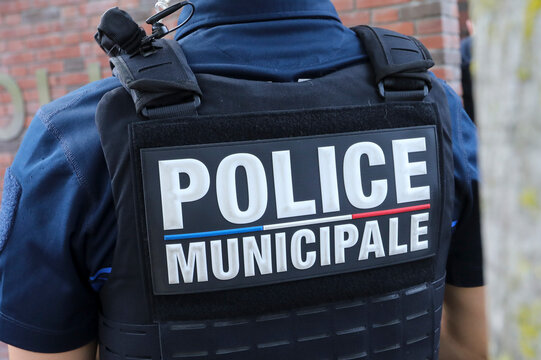 Un policier municipal dans une rue.