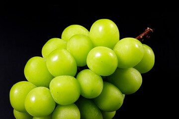 シャインマスカット 黒背景　Shine Muscat on Black Background