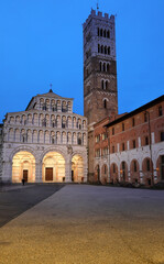 Obraz premium illuminated lucca cathedral at night and the bell tower in piazza in ITALY tuscany region