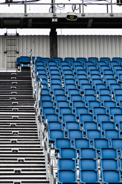 stiegenaufgang und blaue st&uuml;hle in einem Stadion
