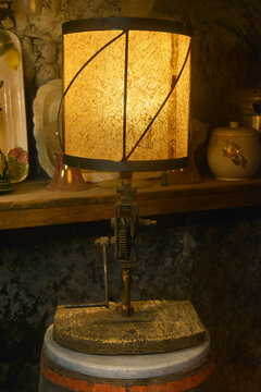 Lampada artigianale realizzata con materiale di recupero