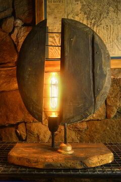 Lampada artigianale realizzata con materiale di recupero