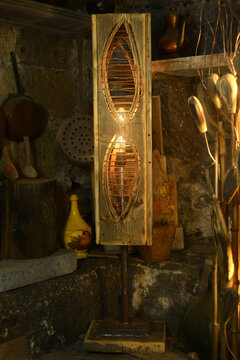 Lampada artigianale realizzata con materiale di recupero