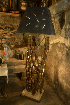 Lampada artigianale realizzata con materiale di recupero