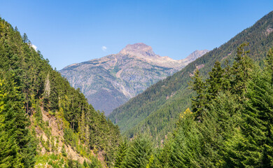 Obraz premium North Cascades National Park with Crater Mountain visible in the valley in Washington State