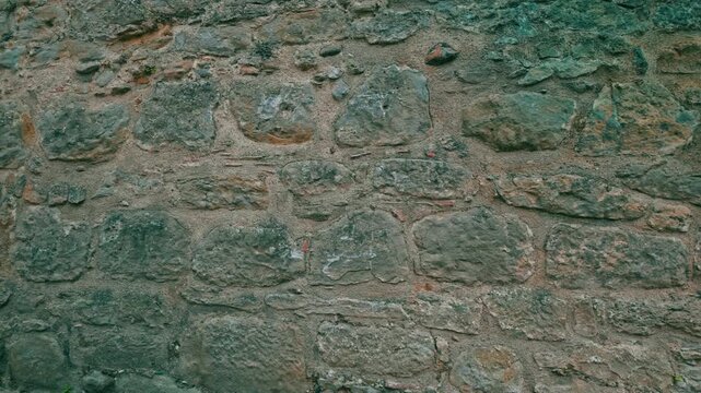 Plan rapproch&eacute; d&rsquo;un mur en pierre typique du sud de la France, texture architecturale rustique et traditionnelle, ambiance m&eacute;diterran&eacute;enne et patrimoniale
