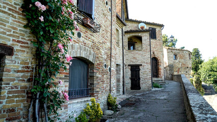 Il castello di Loretello, antica fortificazione del medio evo nelle Marche, Italia