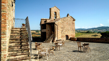 Il castello di Loretello, antica fortificazione del medio evo nelle Marche, Italia