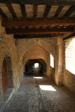 Il borgo medeievale fortifivicoli,coperticato di Arcevia,provincia di Ancona,Marche,Italia